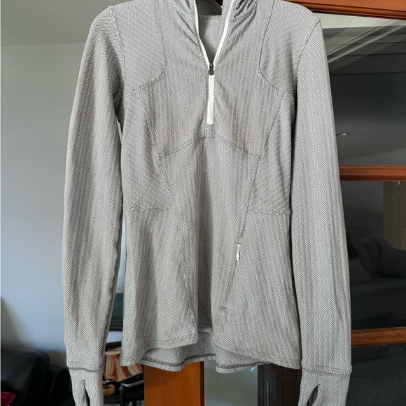 Lululemon long sleeve top, worn just a few times great condition - Picture 3 of 6